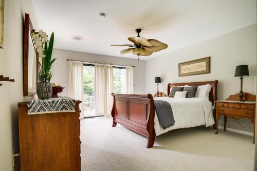 um quarto com uma cama e uma ventoinha de tecto em Inviting Lancaster Vacation Home 3 Mi to Downtown em Lancaster