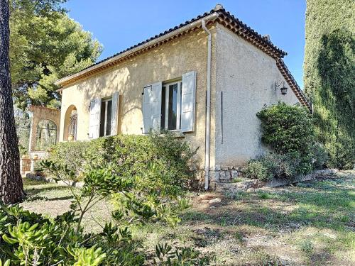 une vieille maison en pierre dans une cour arborée dans l'établissement CAPELAN, à Bandol