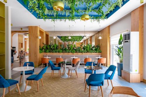een restaurant met blauwe stoelen en tafels bij Benata Hotel Ultra All Inclusive in Manavgat