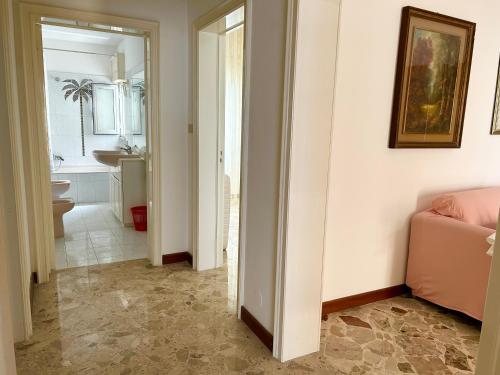 sala de estar con sofá y baño en Appartamento - Morciano Di Leuca, en Morciano di Leuca