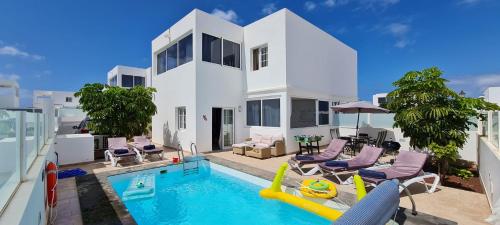 una villa con piscina y una casa en Villa Pousadoiro, en Playa Blanca
