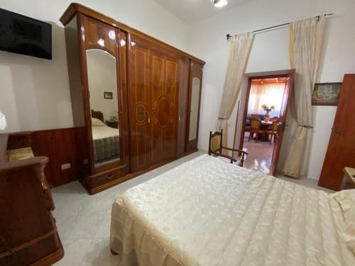 een slaapkamer met een bed en een grote spiegel bij Casa Culia - Holiday Housing in Lipari