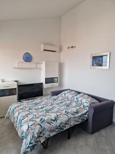 um quarto com uma cama e um relógio azul na parede em Apartment NiNa em Baska Voda