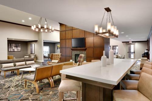 ein Wohnzimmer mit einem Tisch und Stühlen in der Unterkunft Residence Inn by Marriott Houston I-10 West/Park Row in Houston
