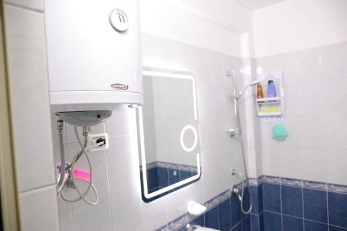 ドゥラスにあるGimi Apartments 1の洗面台と鏡のあるバスルーム