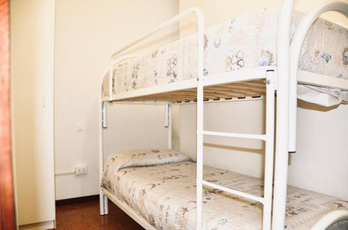 Bunk bed o mga bunk bed sa kuwarto sa FANTASTIC VIEW ON ISEO LAKE, DOG & BIKERS FRIENDS, 200mt from lake,