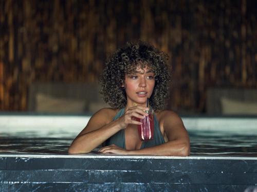 Ad Astra by Elite - Hotel, Spa & Resort في سودرتاليا: وجود امرأة في مسبح تحمل مشروب