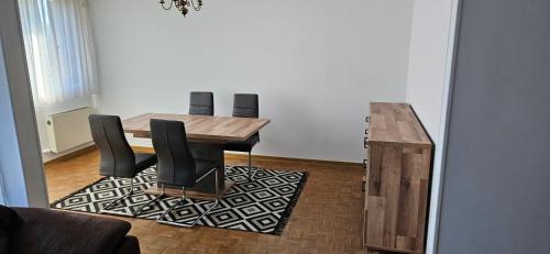 une salle à manger avec une table et des chaises en bois dans l'établissement Joli 4 pièces Salon de Provence, à Salon-de-Provence