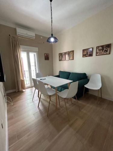 een woonkamer met een tafel en stoelen en een bank bij El corazon de la Luna in Badajoz