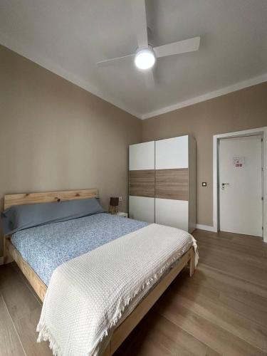 um quarto com uma cama e uma ventoinha de tecto em El corazon de la Luna em Badajós