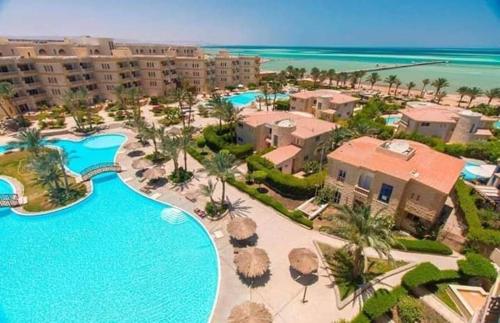 - une vue aérienne sur un complexe avec une piscine dans l'établissement Palma Resort, à Hurghada