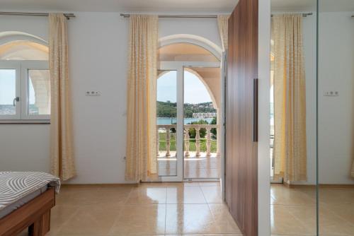 A 3 - seafront apt with balcony 1 min to beach