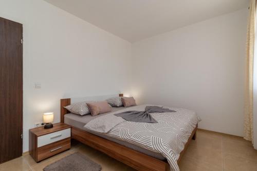 A 3 - seafront apt with balcony 1 min to beach