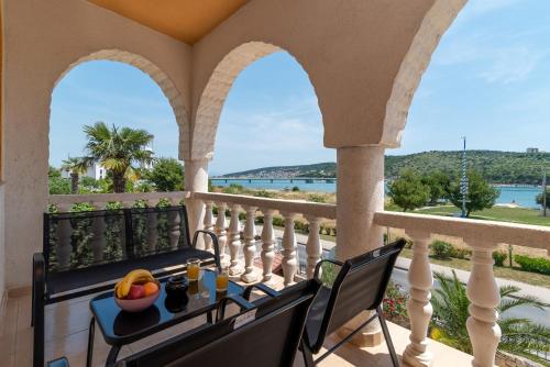 A 3 - seafront apt with balcony 1 min to beach