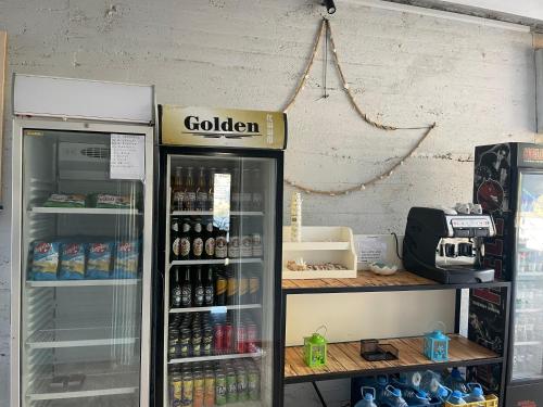 un frigorifero a soda in un negozio con la porta aperta di Vitamin Sea a Sarandë