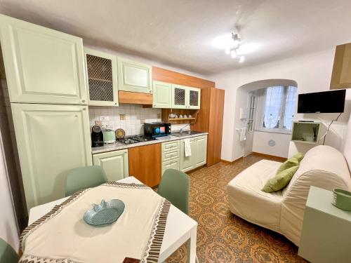 Habitación pequeña con cama y cocina en A Cà Mea, en La Spezia