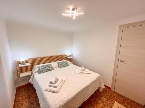 1 dormitorio con 1 cama con toallas en A Cà Mea, en La Spezia