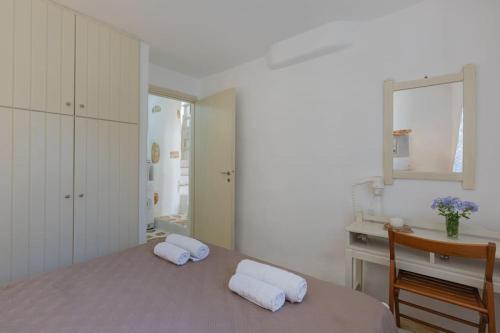 Un dormitorio con una cama con dos almohadas encima. en Villa Elliah, en Episkopianá