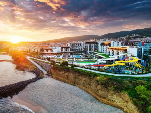 einen Luftblick auf eine Stadt mit einem Wasserpark in der Unterkunft Voya Beach Resort - Ultra All Inclusive in Sweti Wlas