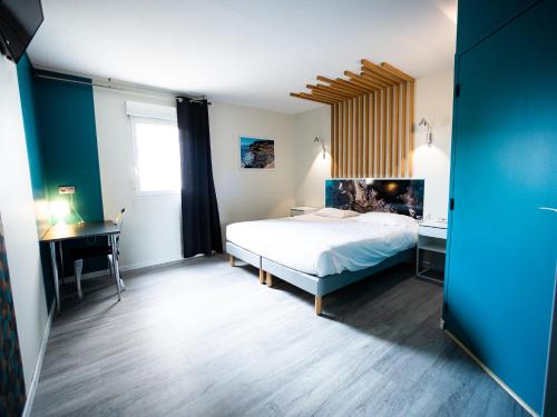 - une chambre avec un lit et un bureau dans l'établissement Hotel Grand Cap Rooftop Pool, à Agde