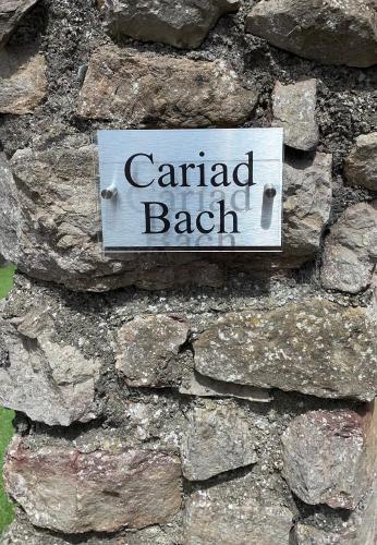 Certificado, premio, señal o documento que está expuesto en Cariad Bach