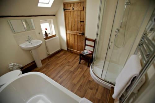 ein Badezimmer mit Waschbecken und Dusche in der Unterkunft White Horse Cottage with Sauna in Ollerton