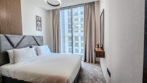 Postel nebo postele na pokoji v ubytování STAY BY LATINEM Luxury 2BR Holiday Home CVR B1308 Near Burj Khalifa