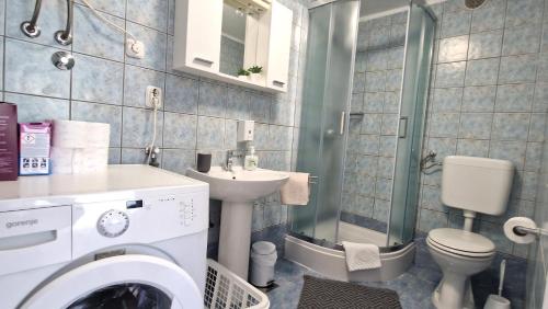 クルクにあるApartment Jagodaの洗濯機と洗面台を備えたバスルーム
