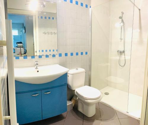 une salle de bain avec un lavabo, des toilettes et une douche dans l'établissement Studio plage parking et proche vieil antibes, à Antibes