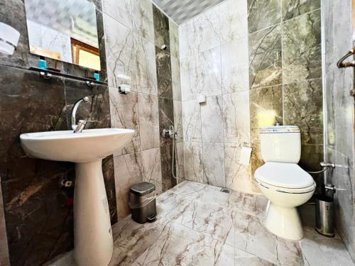 uma casa de banho com um WC branco e um lavatório. em Gaia Hotel Olimpos em Kumluca