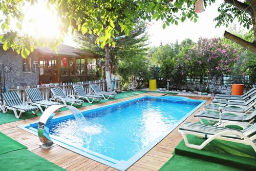 uma piscina com cadeiras e uma fonte em Gaia Hotel Olimpos em Kumluca