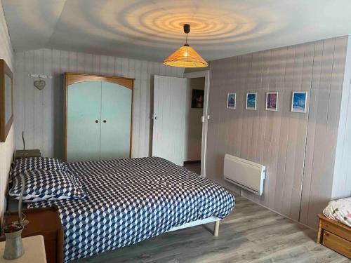 a bedroom with a bed and a ceiling at Gîte jusqu’à 4 personnes in Arches