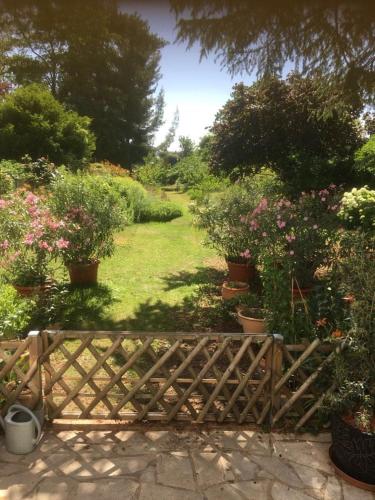 Κήπος έξω από το Maison Anne face to park in Vernon Giverny