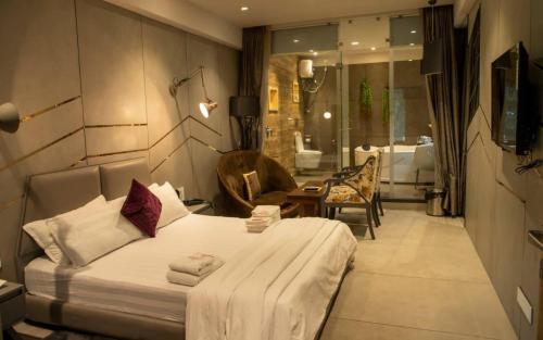 Habitación de hotel con cama y baño en HOTEL WELCOME, en Surat
