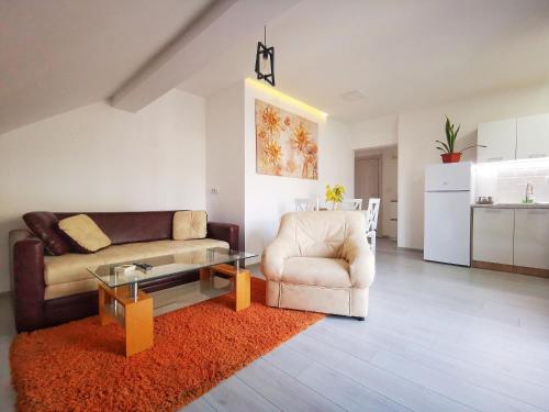 - un salon avec un canapé et une chaise dans l'établissement BIS Apartments, à Belgrade