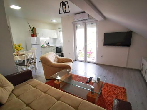 - un salon avec un canapé et une table dans l'établissement BIS Apartments, à Belgrade