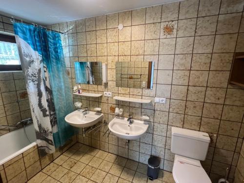 - Baño con 2 lavabos y aseo en Haus Stofleth en Tschagguns