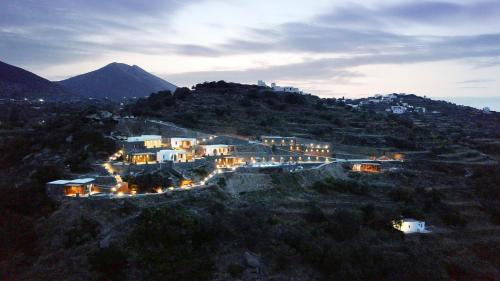 ein Haus auf einem Hügel mit Licht in der Unterkunft Sigma Residences in Exámbela