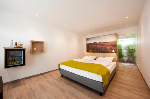 - une chambre avec un lit orné d'une peinture murale dans l'établissement Café & Wein Gästehaus Kurz, à Heilbronn