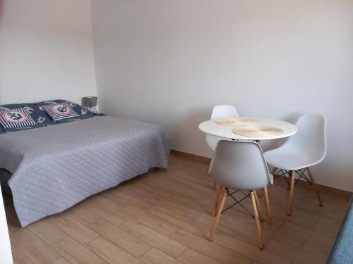 米耶蘭柯的住宿－U Rybaka，卧室配有一张床和一张桌子及椅子