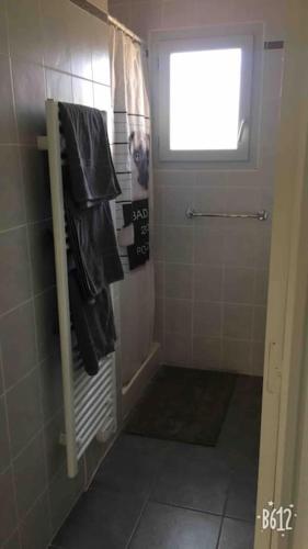 La salle de bains est pourvue d'une douche, d'une fenêtre et d'une fenêtre. dans l'établissement Bastide au pieds des alpilles St remy de Provence piscine partagée dans résidence, à Saint-Rémy-de-Provence