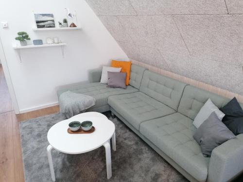 sala de estar con sofá y mesa en Norderbarg, en Bredstedt