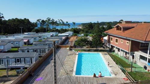 Vista de la piscina de Somo Bungalow Resort - Camping Latas o d'una piscina que hi ha a prop