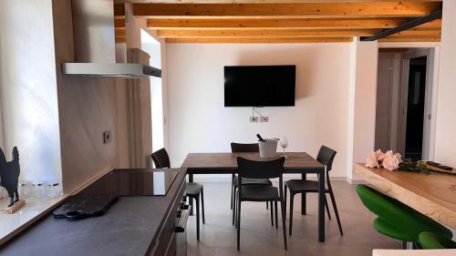 a kitchen and dining room with a table and chairs at Residenza Orchidee in Costermano