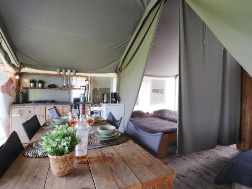 Χώρος καθιστικού στο Safari Tent in Friesland near Nature