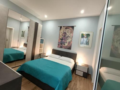 Habitación de hotel con cama y espejo en La casa del Pumo en Brindisi