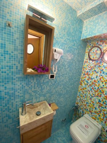 Koupelna v ubytování Attico Il Gabbiano (Centralissimo Porto di Anzio)