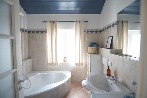 La salle de bains est pourvue d'une baignoire, d'un lavabo et de toilettes. dans l'établissement Exklusives Apartment & Balkon, à Unteraichen