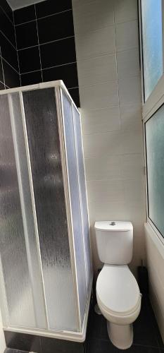 Un baño de A Better Place by Lisbon II