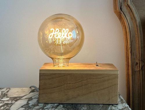 una bola de cristal sobre una caja de madera en Chez La Vieille Dame, en Cosne-Cours-sur-Loire